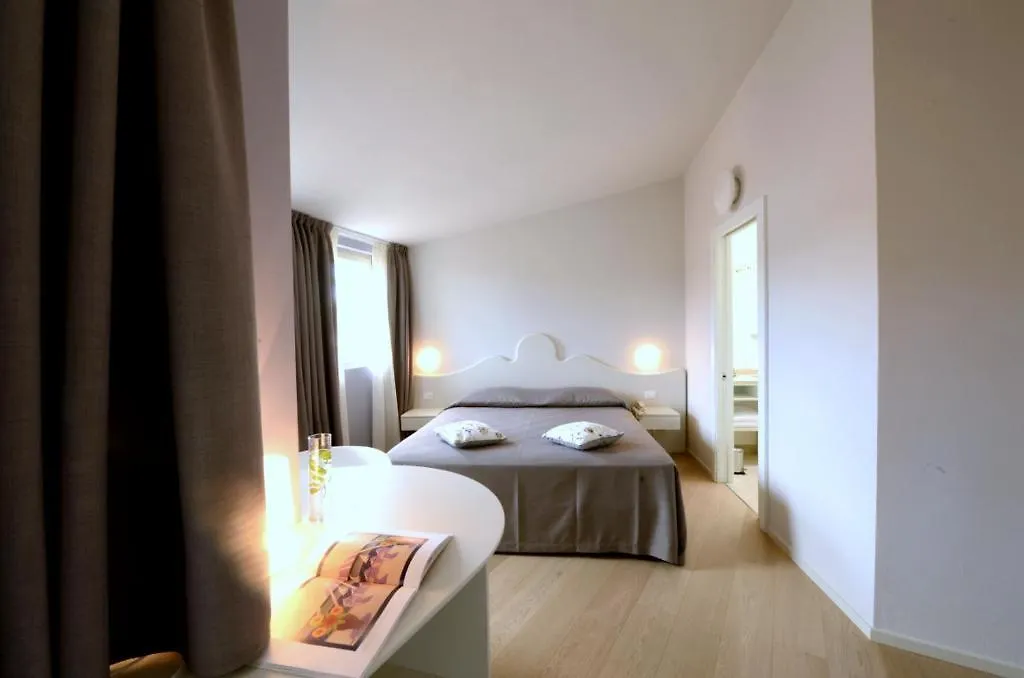 Aromi Piccolo Hotel Salò 3*,