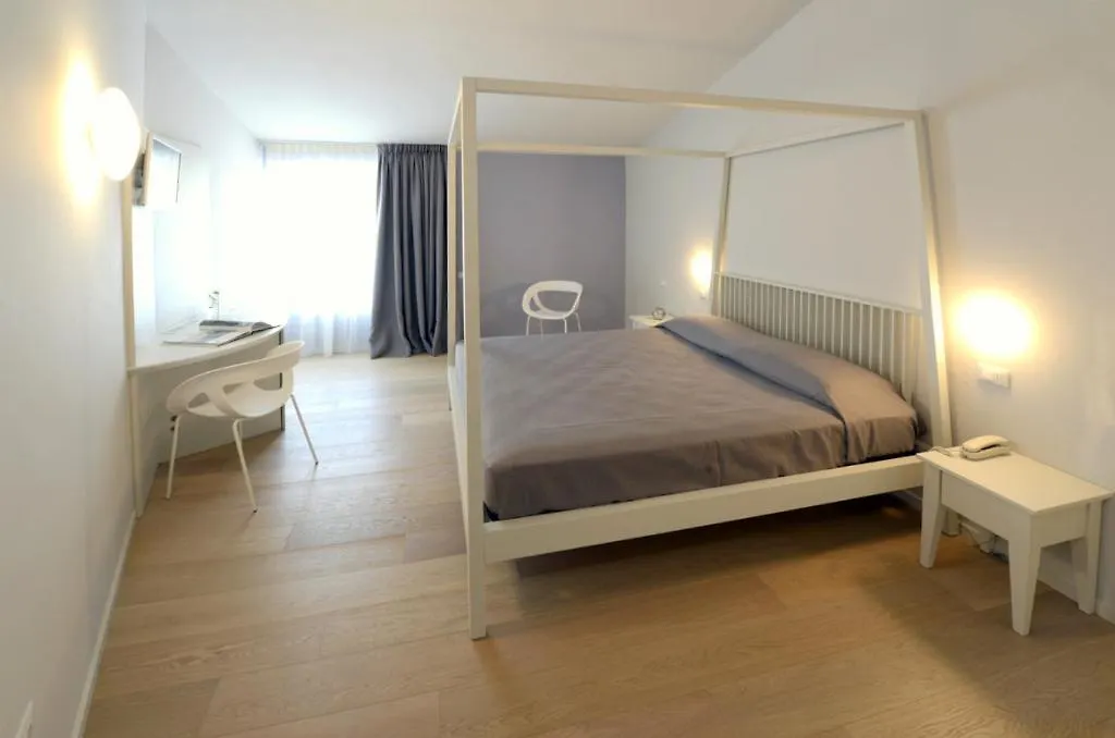 Aromi Piccolo Hotel Salo 3*,
